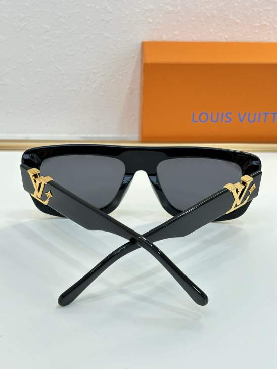 Picture of Louis Vuitton Sunglasses _SKUfw79615792fw